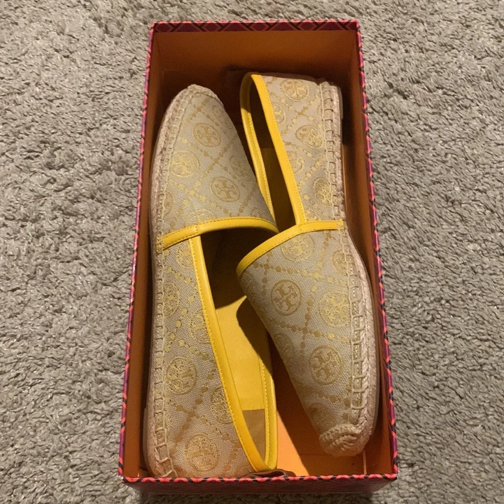 Tory Burch worn dust logo
